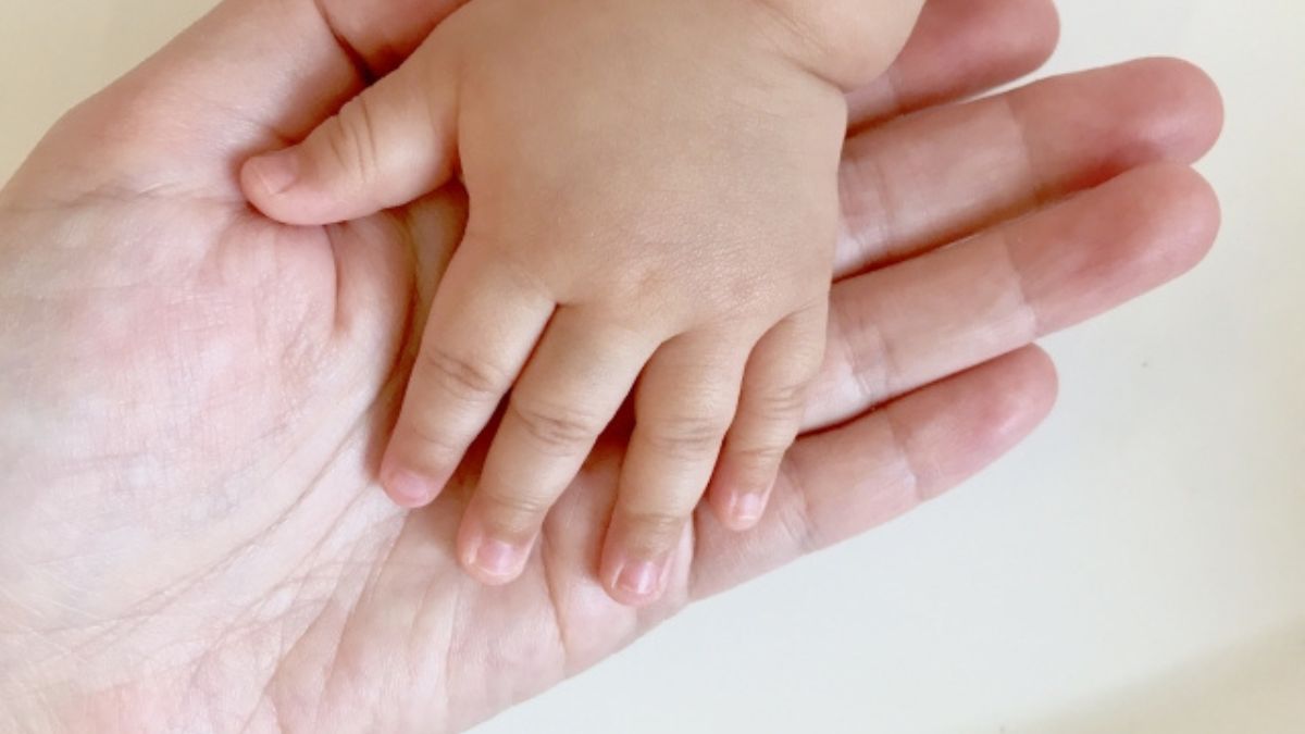 お母さんと赤ちゃんの手